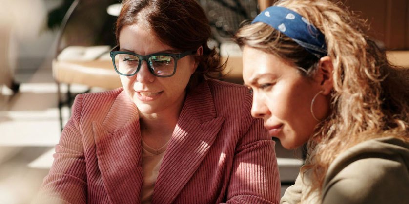 woman meeting with her mortgage advisor at a cafe